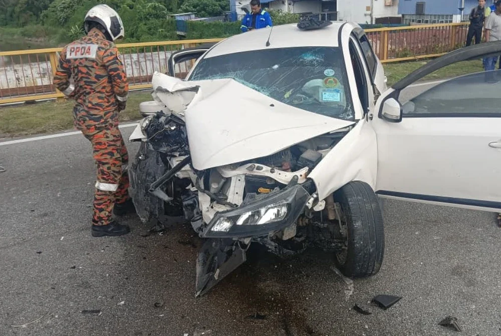 Kereta dinaiki lima beranak yang dipercayai melanggar tiang elektrik dalam kejadian di di Persiaran Tengku Ampuan, Seksyen 22 pada Isnin.