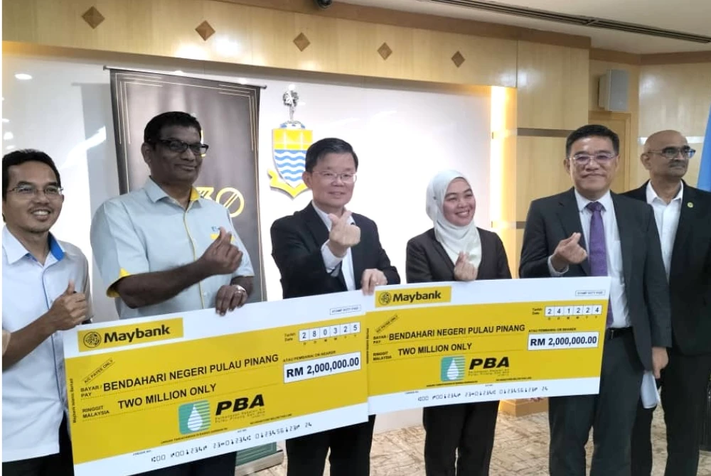 Kon Yeow (tiga dari kiri) menyaksikan majlis penyerahan cek cura sumbangan PBAPP kepada LPNPP pada Isnin.