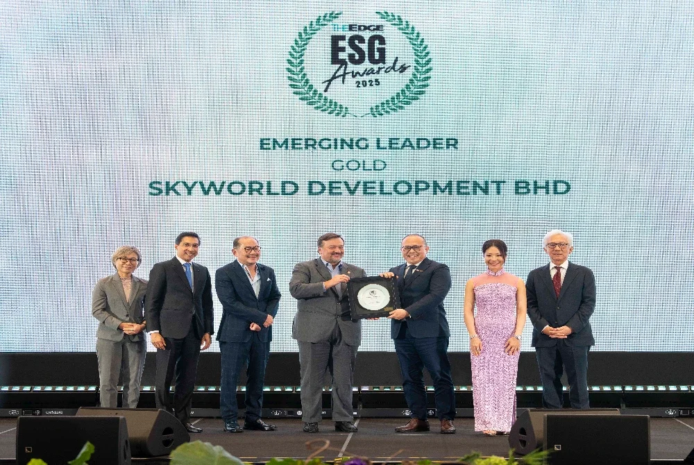 Chee Seng (tiga dari kanan) menerima Anugerah Emas kategori ‘Emerging Leader’ yang disampaikan Menteri Kewangan II, Datuk Seri Amir Hamzah Azizan sempena The Edge Malaysia ESG Awards 2025.