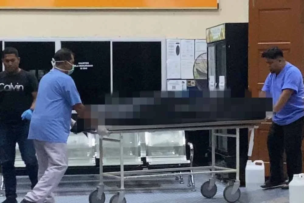 Mayat dibawa ke Unit Forensik HRPZ II untuk proses bedah siasat.