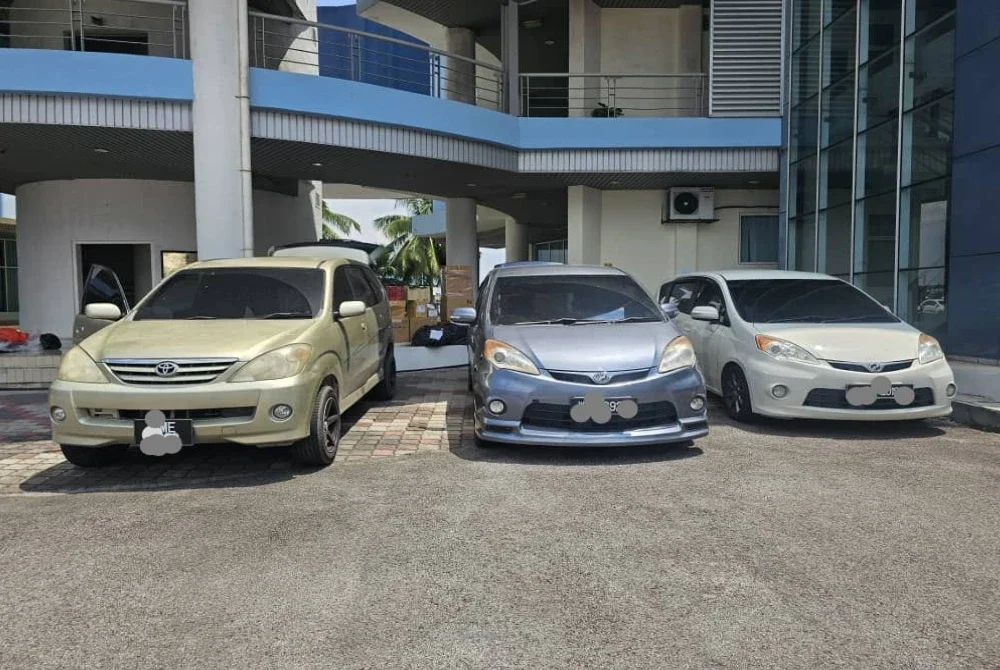 Antara kenderaan dipercayai digunakan sindiket yang dirampas dalam serbuan dijalankan.