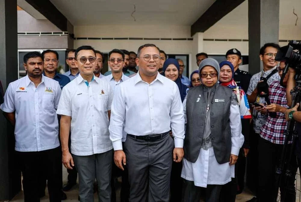 Amirudin meninjau keadaan unit rumah pada Majlis Penyerahan Surat Tawaran bagi PPR Ampar Tenang, Dengkil. Foto Bernama