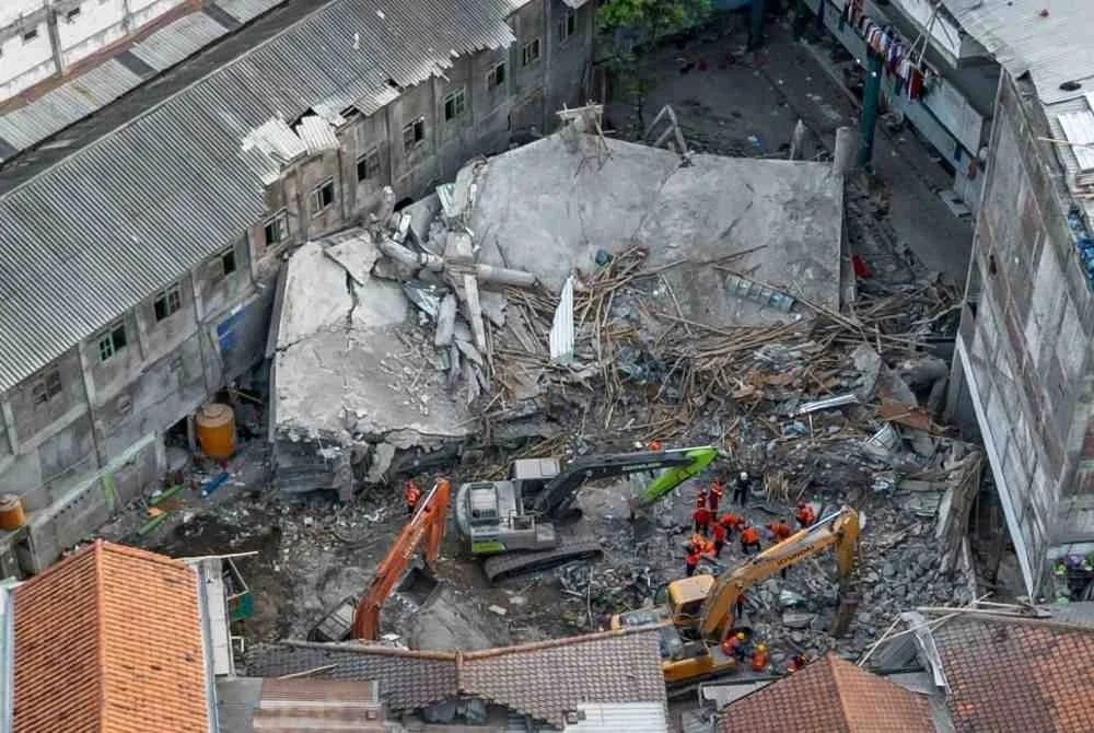 Pemandangan udara menunjukkan pasukan penyelamat sedang mencari mangsa di Sekolah Agama Al Khoziny di Sidoarjo, Jawa Timur, selepas sebuah bangunan bertingkat di sekolah itu runtuh. Foto AFP
