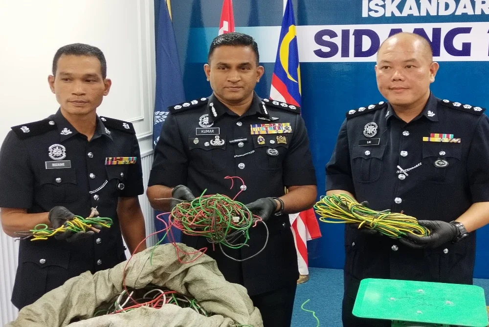 Kumarasan menunjukkan sebahagian kabel yang dirampas.