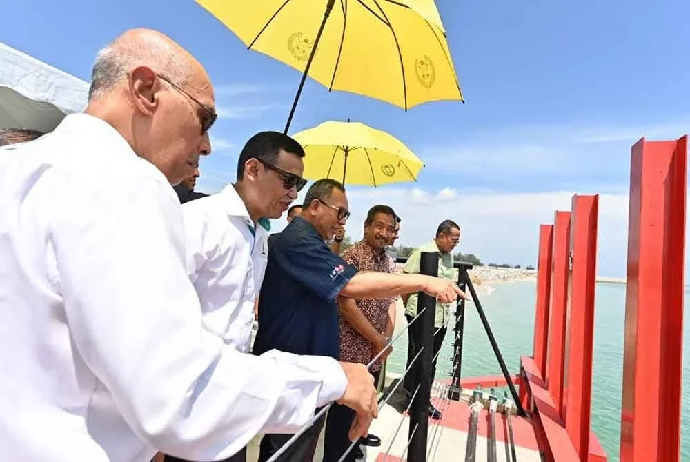 Sultan Terengganu, Sultan Mizan Zainal Abidin (empat dari kiri) berkenan melawat CEFORE di Pantai Tok Jembal, Kuala Terengganu, Terengganu.