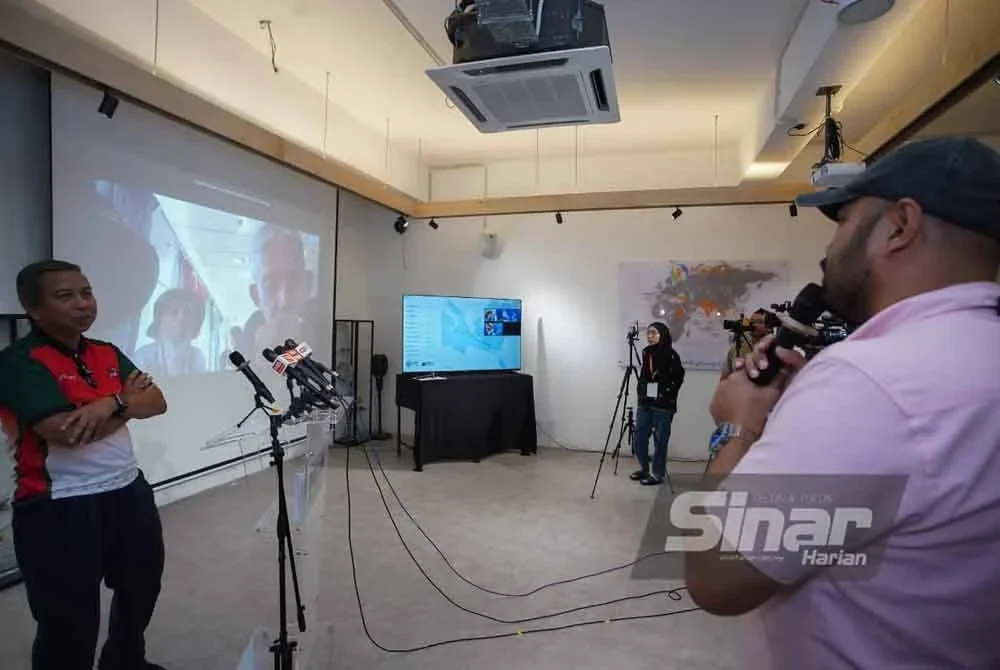 Ketua Pegawai Eksekutif MyCare, Kamarul Zaman Shaharul Anwar ketika sidang media di Ibu Pejabat Humanitarian Care Malaysia (MyCARE) pada Isnin. FOTO ROSLI TALIB