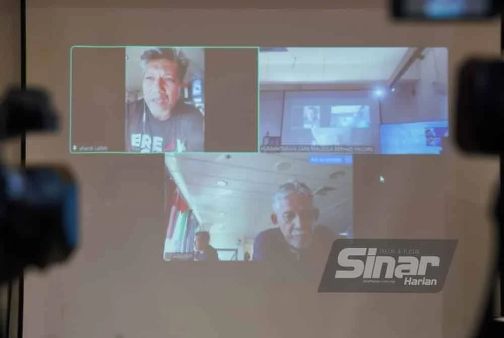 Mohd Afandi (kanan) ketika memberikan penerangan situasi terkini misi kemanusiaan Freedom Flotilla Coalition (FFC) x Thousand Madleens to Gaza (TMTG) dari kapal Conscience pada Isnin. FOTO SINAR HARIAN - ROSLI TALIB