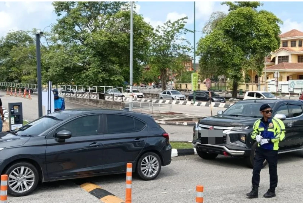 Sistem parkir berpalang di Lagenda Heights, Sungai Petani menyebabkan kesesakan pada hari pertama pelaksanaannya.