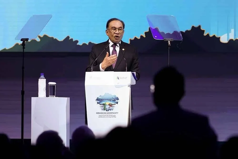 Anwar menyampaikan ucapan pada Majlis Pembukaan Forum Megatrends Khazanah 2025, pada Isnin. Foto Bernama