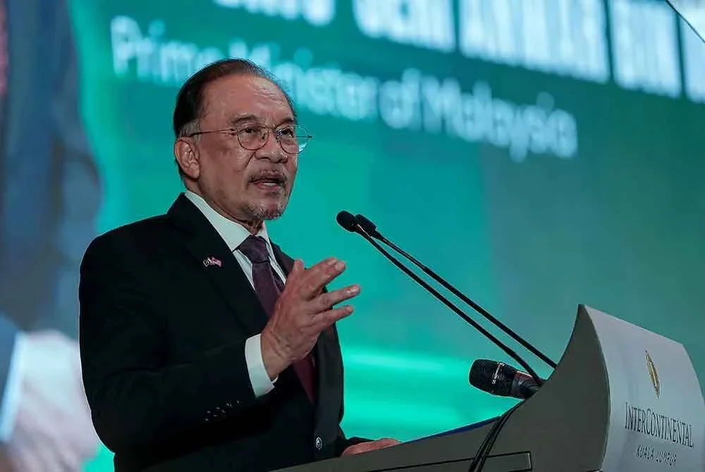 Anwar ketika berucap pada Persidangan Perniagaan dan Pelaburan Pakistan-Malaysia hari ini - Foto: Bernama