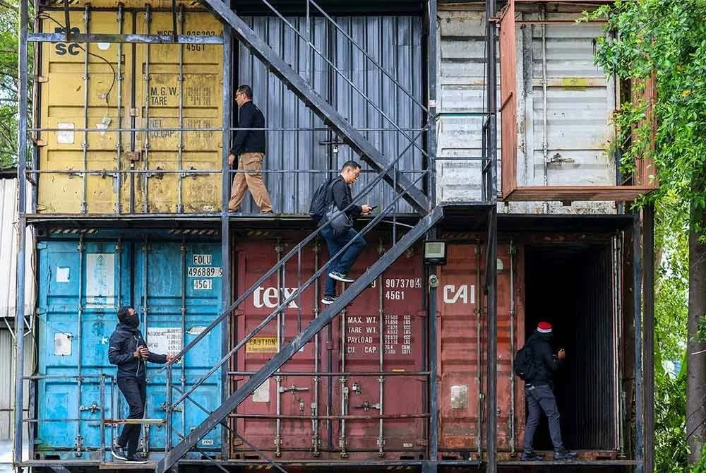 Anggota Bahagian Operasi Khas (BOK) SPRM memeriksa kontena bertingkat menyimpan tayar di sebuah premis di sini menerusi operasi bersepadu, Ops Grip, 29 September lalu. - Foto: Bernama