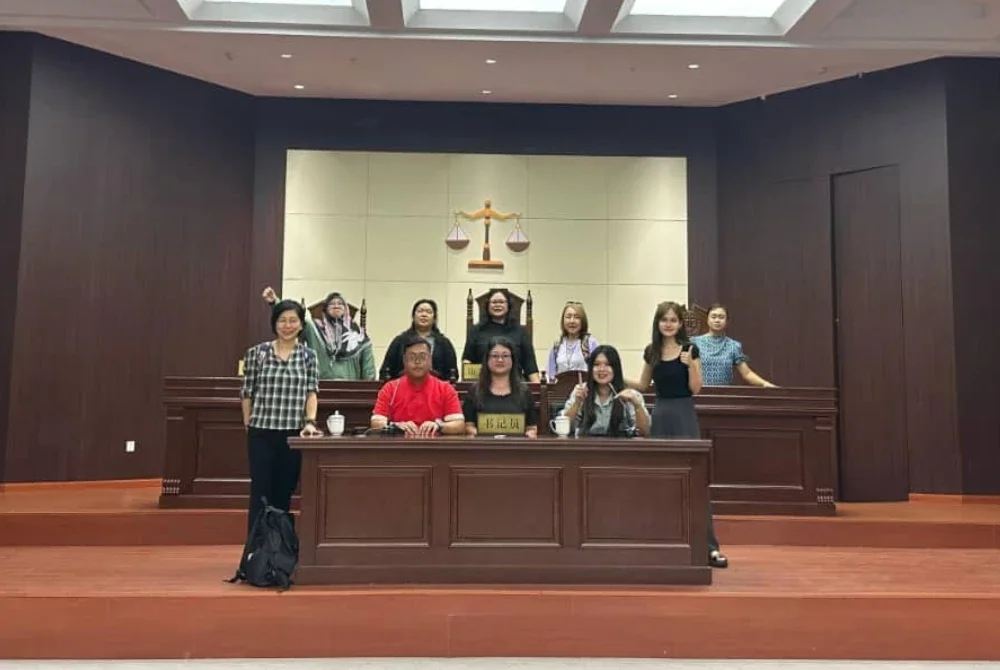 Delegasi melawat kilang pembuatan drama pendek dijadikan sebagai lokasi penggambaran seperti mahkamah di Meigao Short Drama Super Factory di Qujiang, Quzhou, Zhejiang.