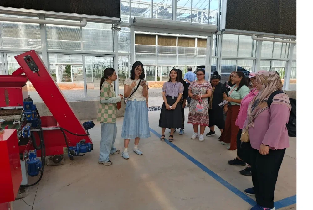 Delegasi melihat sendiri perkembangan teknologi dalam bidang pertanian yang digunakan di Akademi Sains Pertanian Jinhua.