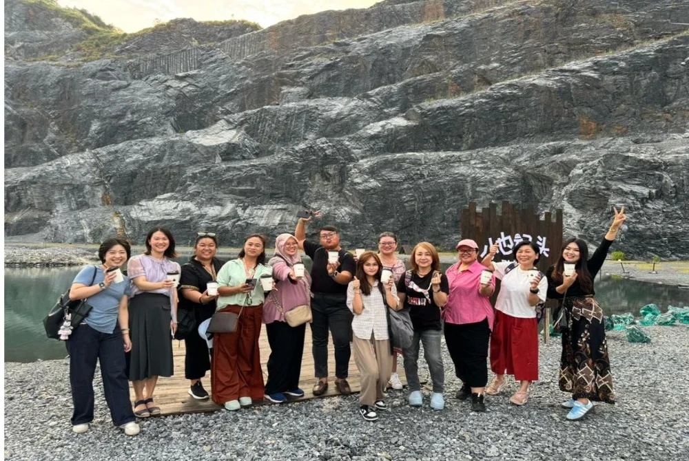 Delegasi dibawa ke pusat pelancongan ikonik dikenali 'Little Iceland' atau Dland di Jiulong Village, Jinhua, untuk merakam gambar kerana keunikan lanskapnya.