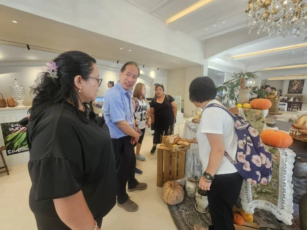 Mariah (kiri) bersama Timbalan Pengarah Hal Ehwal Luar Jinhua, Si Haibin (dua dari kiri) ketika mengiringi delegasi media Sabah semasa berada di wilayah Zhejiang.
