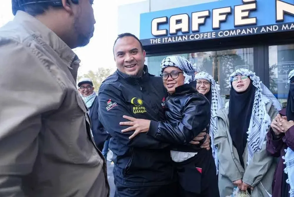 Ahmad Farhan bertemu dengan sukarelawan Malaysia selepas selamat tiba di Istanbul. Foto: FB Ahmad Farhan