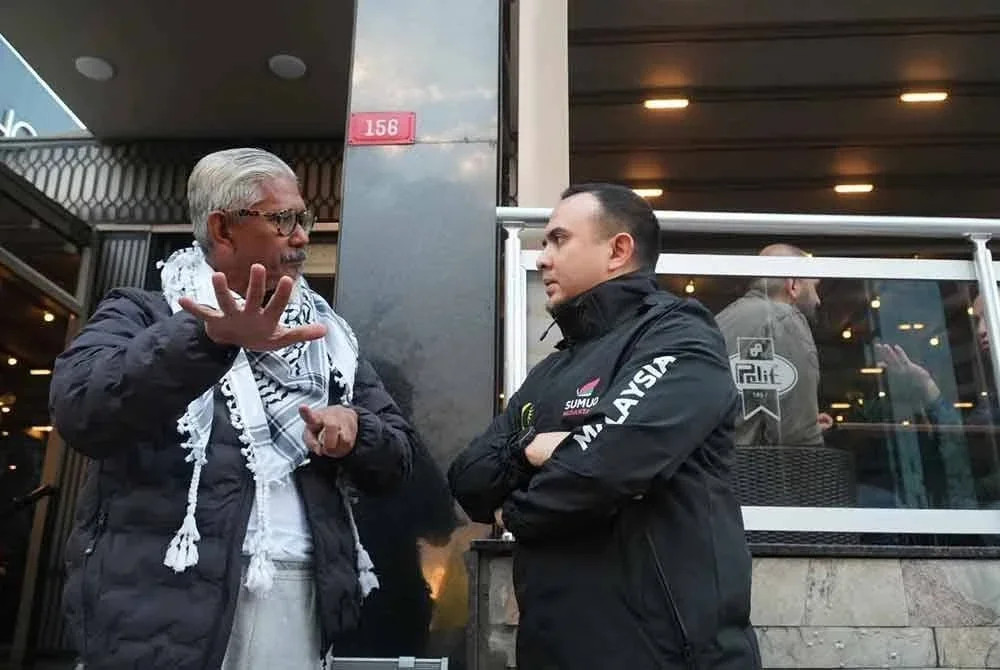 Ahmad Farhan berbual dengan Zainal Rashid (ZRA) salah seorang sukarelawan Malaysia selepas selamat tiba di Istanbul. - Foto: FB Ahmad Farhan.