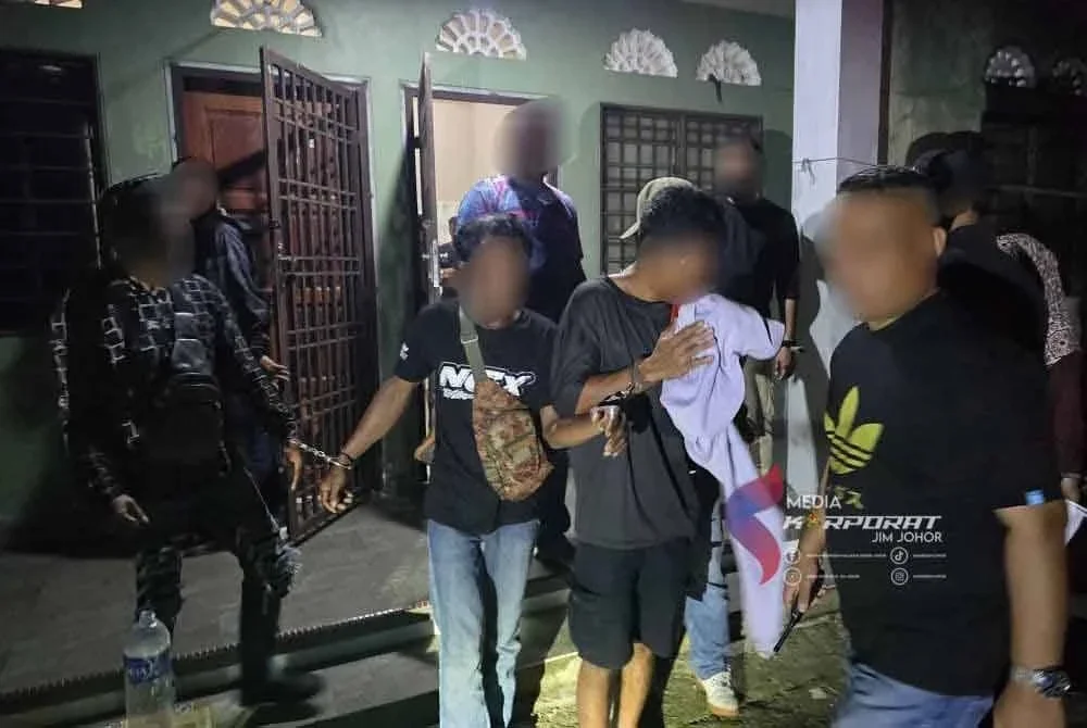 Sebahagian PATI yang ditahan dalam operasi di sebuah ladang kelapa sawit di Tanjung Sedili awal pagi Sabtu lalu.