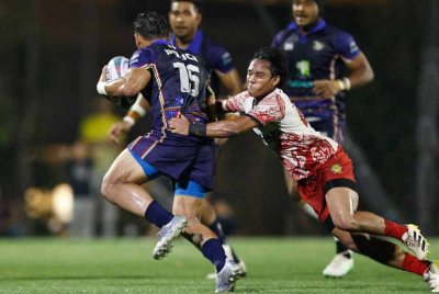 Pemain PDRM, Muhamad Amirul Aqil Kamsol cuba melepasi halangan pemain Kelantan, Asrin Azman dalam aksi di EV Arena Elmina, Shah Alam. Foto Persatuan Ragbi Negeri Kelantan