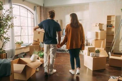 Dalam konteks keluarga yang berpindah, hubungan erat inilah yang jadi ‘rumah’ sebenar, tempat emosi berpaut ketika segala yang lain berubah. Foto hiasan/123RF