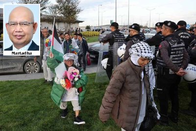 Aktivis Malaysia yang tiba di Lapangan Terbang Istanbul dengan penerbangan khas di Istanbul, Turki pada Sabtu. Foto Reuters 