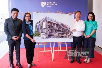 Kok Wai (dua dari kanan) bersama Erica Lam (kanan), Soon Mei (dua dari kiri) dan Dr Kamal Amzan (kiri) pada majlis pelancaran wajah baharu Hospital Pantai Cheras di Kuala Lumpur pada Ahad. Foto: SINAR HARIAN/ROSLI TALIB