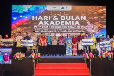 Zambry (tengah) bergambar bersama penerima dana Fundamental 2025.