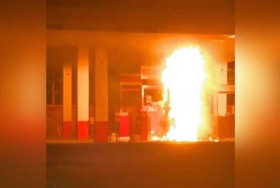 Kebakaran berjaya dikawal daripada merebak ke kawasan berhampiran.