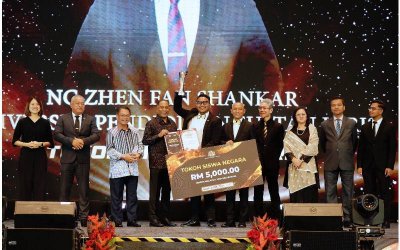 Zambry (empat dari kiri) menyampaikan penghargaan kepada Zhen Fan yang dinobatkan sebagai penerima ATSN 2025 di sini pada Rabu.