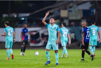 Pemain JDT, Arif Aiman Mohd Hanapi (tengah) meraikan gol jaringannya pada saingan Liga Super antara JDT menentang PDRM FC di Stadium Majlis Perbandaran Selayang malam Ahad. Foto Bernama