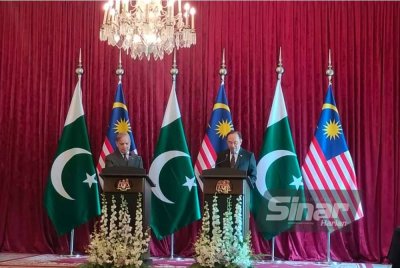 Anwar bersama Muhammad Shehbaz mengadakan sidang media di Bangunan Perdana Putra pada Isnin.