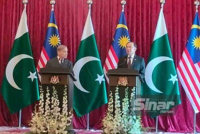Anwar bersama Muhammad Shehbaz mengadakan sidang media di Bangunan Perdana Putra pada Isnin.