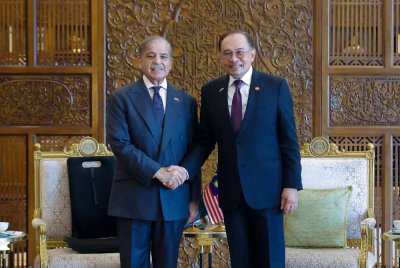 Anwar mengadakan pertemuan dua hala bersama Perdana Menteri Pakistan, Muhammad Shehbaz Sharif, yang sedang dalam lawatan rasmi tiga hari ke Malaysia, di Bangunan Perdana Putra pada Isnin. Foto Bernama