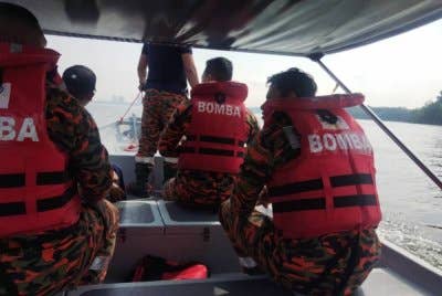 Pasukan bomba melakukan operasi mencari dan menyelamat sehingga bagi mengesan mangsa yang masih hilang.