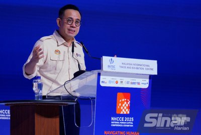 Steven berucap pada Majlis Perasmian Persidangan & Pameran Modal Insan Kebangsaan (NHCCE) 2025 di Pusat Perdagangan dan Pameran Antarabangsa Malaysia (MITEC) pada Isnin. FOTO: MOHD HALIM ABDUL WAHID