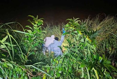 Anggota Unit Forensik melakukan pemeriksaan di lokasi. Foto APM