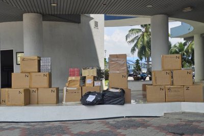 Hasil serbuan membawa kepada tangkapan tiga lelaki berusia 19 hingga 37 tahun serta rampasan tiga kenderaan dan pelbagai jenis rokok seludup bernilai RM260,000.