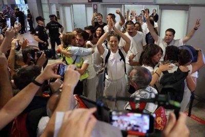 Aktivis Sepanyol (berbaju putih) bertepuk tangan ketika tiba di Lapangan Terbang Madrid-Barajas. Sepanyol memaklumkan bahawa 21 daripada 49 warganegaranya yang ditahan dalam misi flotila bantuan Gaza dijadualkan pulang dari Israel ke tanah air pada 5 Oktober. Foto AFP