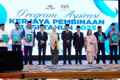 Mohd Ali (enam dari kiri) dan Ahmad Maslan (empat dari kanan) bergambar bersama penerima sijil penghargaan rakan strategik pada majlis itu.