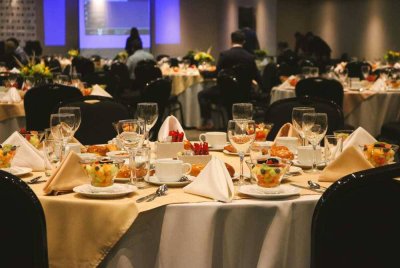 MENGHIDANGKAN arak dalam majlis rasmi kerajaan bertentangan dengan hukum syarak, moral, norma masyarakat dan menjejaskan imej negara di mata dunia. -Gambar hiasan/ Foto: CANVA