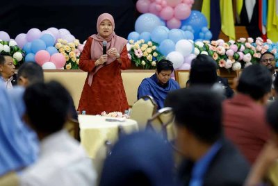 Fadhlina bercakap pada Sesi Town Hall Anti Buli bersama wakil murid di bawah Kementerian Pendidikan di Bangunan Hal Ehwal Undang-Undang, hari ini. - Foto: Bernama