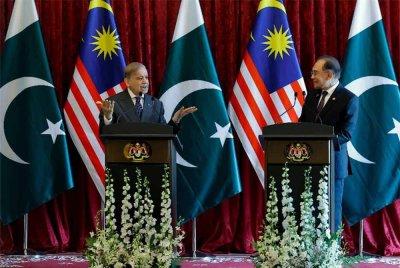 Muhammad Shehbaz Sharif (kiri) ketika sidang akhbar bersama Anwar di Bangunan Perdana Putra hari ini. - Foto: Bernama