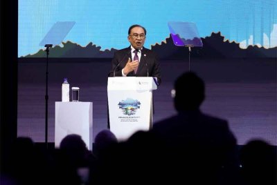 Anwar ketika menyampaikan ucapan pada Majlis Pembukaan Forum Megatrends Khazanah 2025 hari ini. - Foto: Bernama