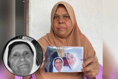 Manura menunjukkan gambar ibu, Siti Liah yang meninggal dunia pada usia 124 tahun akibat sakit tua di rumahnya di Dusun Raja, Kota Bharu pada Ahad.