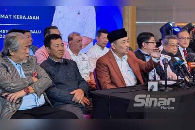 Hajiji (tiga dari kiri) ketika sidang akhbar selepas mengumumkan pembubaran Dewan Undangan Negeri (DUN) Sabah di Dewan Bankuasi, Menara Kinabalu, pada Isnin.