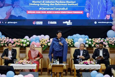 Azalina Othman Said bercakap pada Sesi Town Hall Anti Buli bersama wakil murid di bawah Kementerian Pendidikan di Bangunan Hal Ehwal Undang-Undang, hari ini - Foto: Bernama