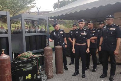 Shazeli (tengah) meninjau rampasan barang kes yang dilaksanakan polis berhubung kes sindiket penipuan baru-baru ini.