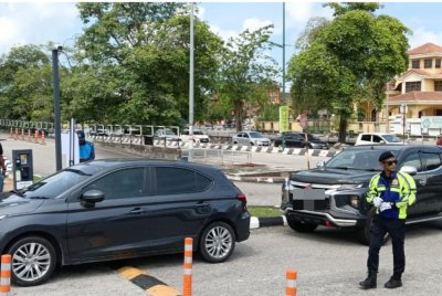 Sistem parkir berpalang di Lagenda Heights, Sungai Petani menyebabkan kesesakan pada hari pertama pelaksanaannya.