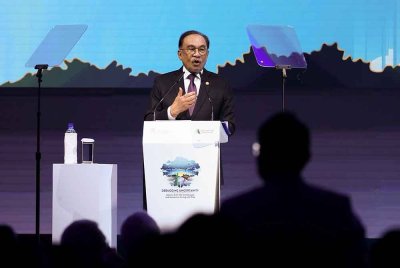 Anwar menyampaikan ucapan pada Majlis Pembukaan Forum Megatrends Khazanah 2025, pada Isnin. Foto Bernama