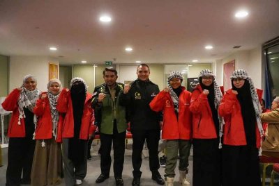 Ahmad Farhan bersama Sani Araby bertemu dengan sukarelawan GSF selepas selamat tiba di Istanbul. Sumber foto FB Ahmad Farhan pada Isnin.